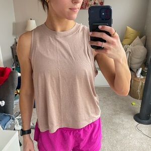 Vuori energy top dogwood heather. Loose fit athletic cropped tank